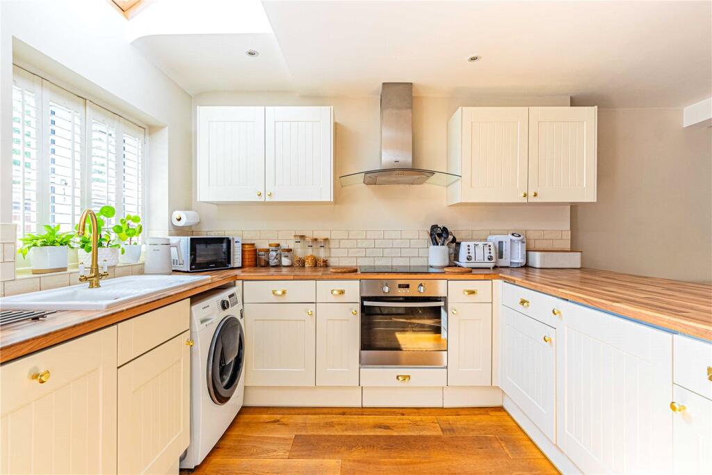House in Dacorum, Berkhamsted - More