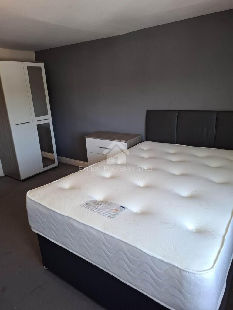 **EN-SUITE ROOM** 20 Newgate Street, Worksop