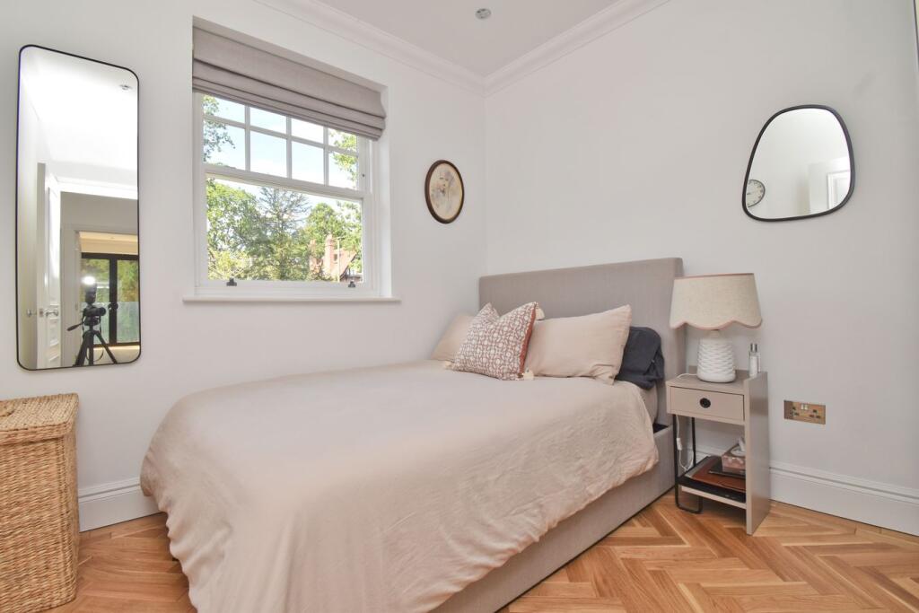 Apartment in Walton-on-Thames, Surrey - More