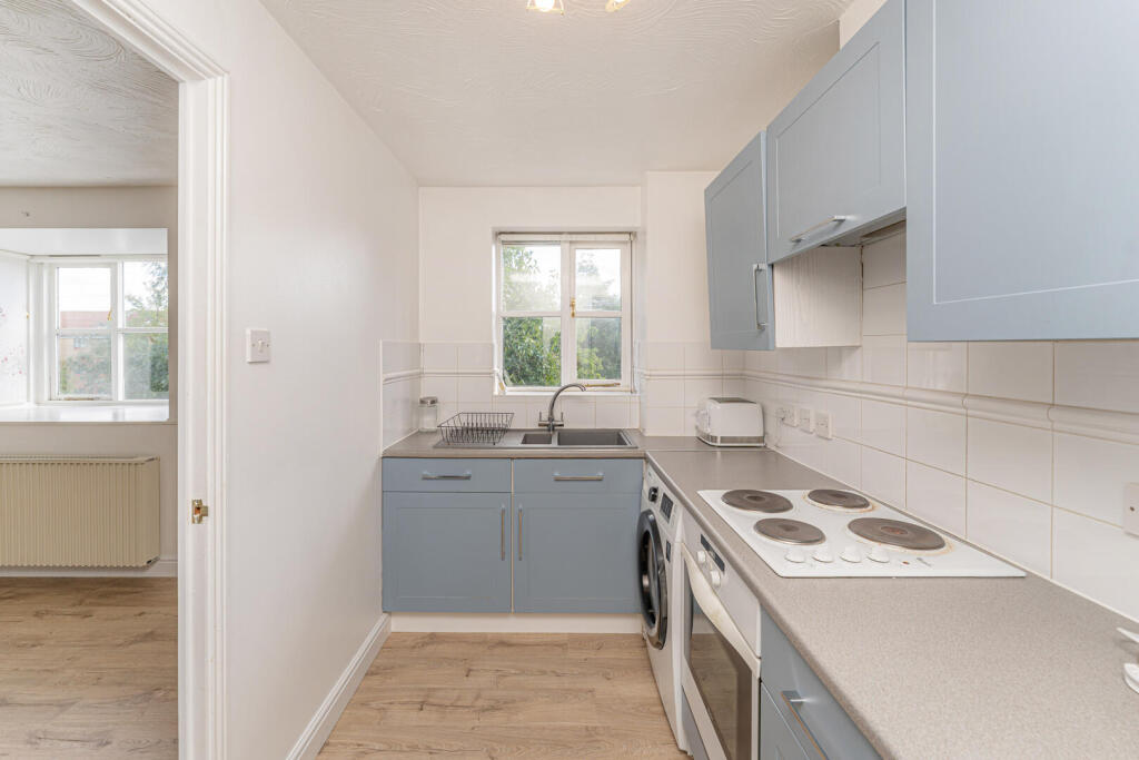 Apartment in Enfield, Enfield Island Village, London Borough of Enfield - View 4