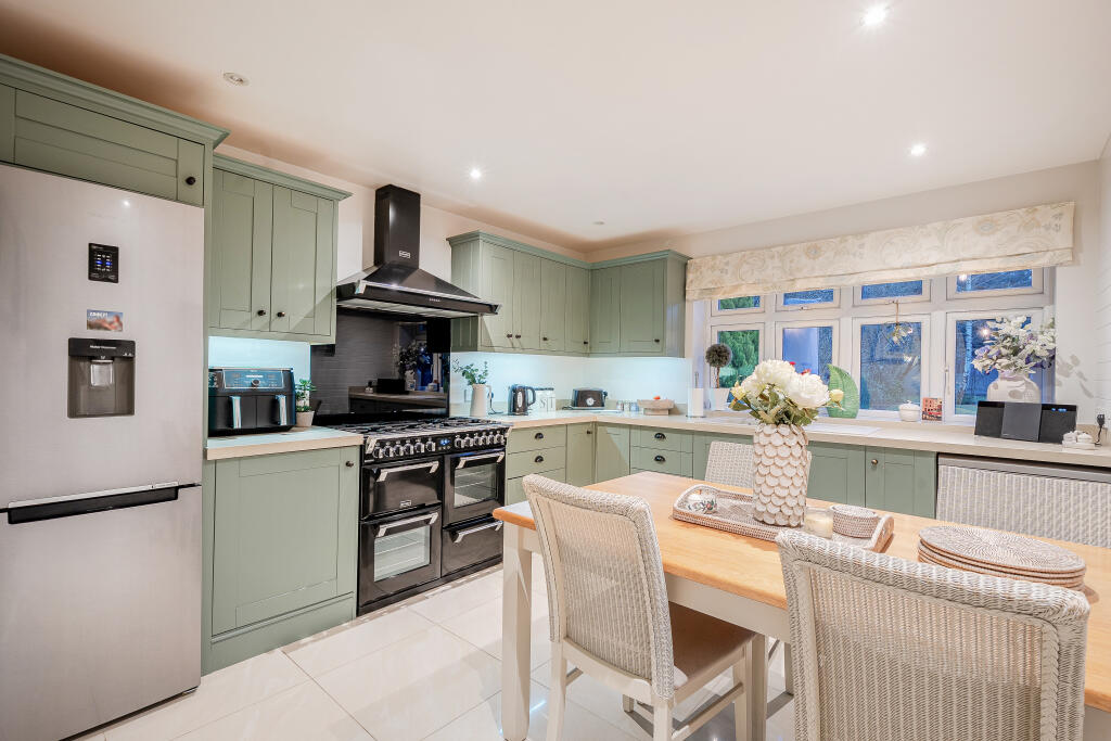 Dudley Grove, Epsom, KT18 photo 3