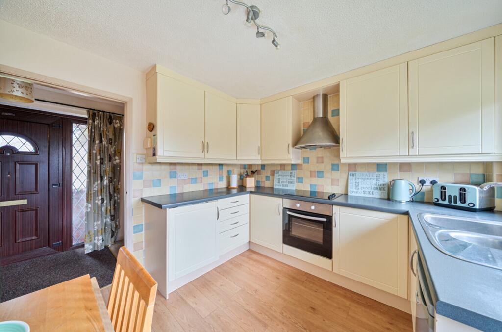 Cedarwood Close, Gonerby Hill Foot, Grantham, Lincolnshire, NG31 photo 3