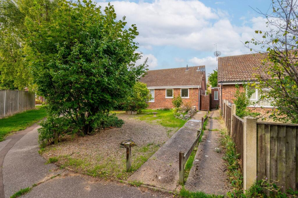 2-bed detached on Marbella Green, Carlton Colville, £220,000