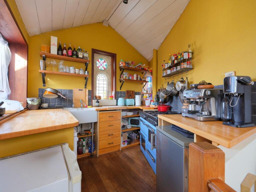 House in Bristol, Upper Knowle, Totterdown - More