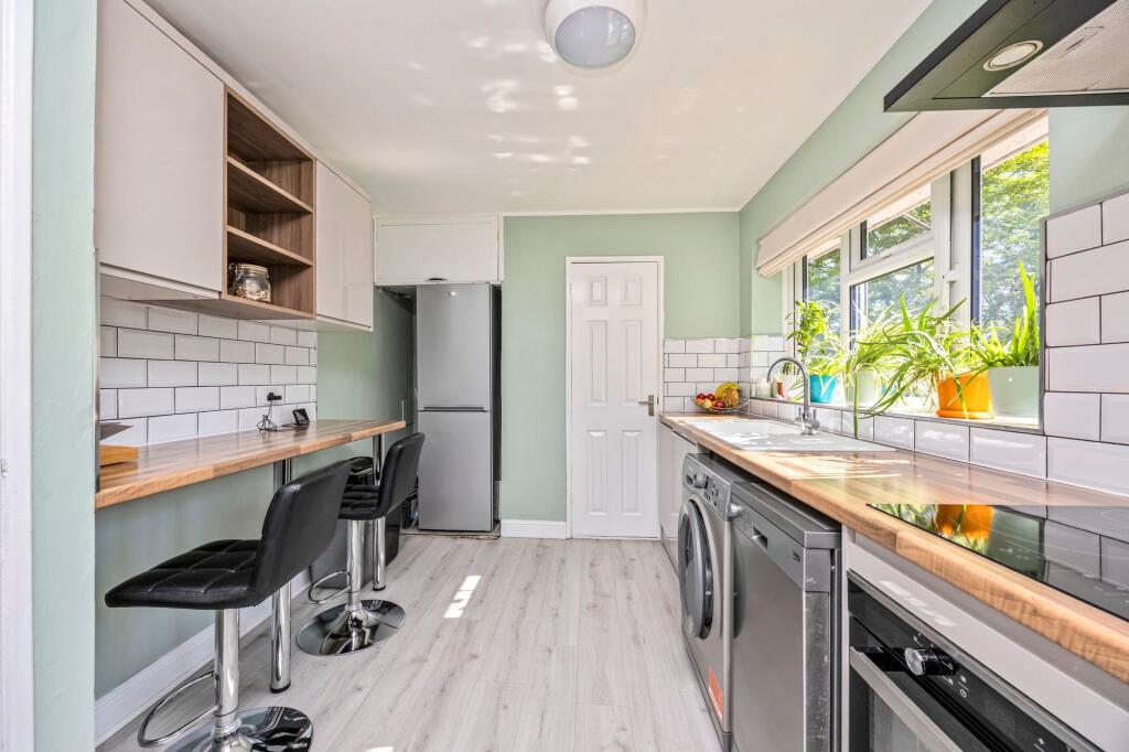Apartment in Crawley, Ifield - View 5