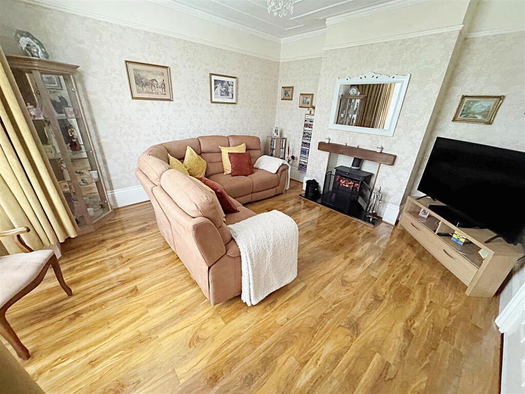 House in Grimsby, Wellow - More