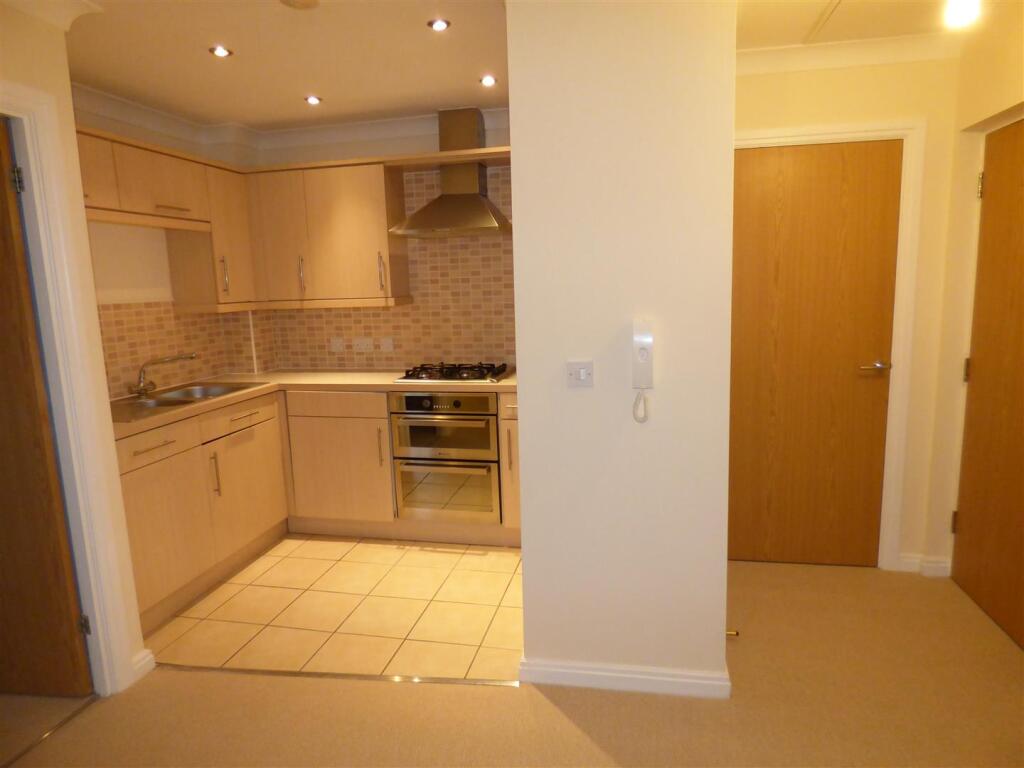 6 Robin Close, Brough photo 2