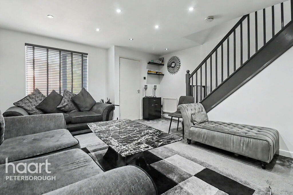 Beeston Drive, Park Farm photo 4