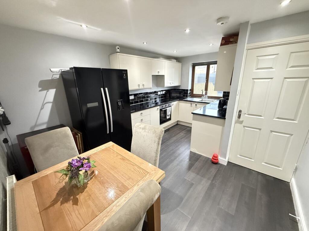 House in Calderdale, Illingworth - View 3