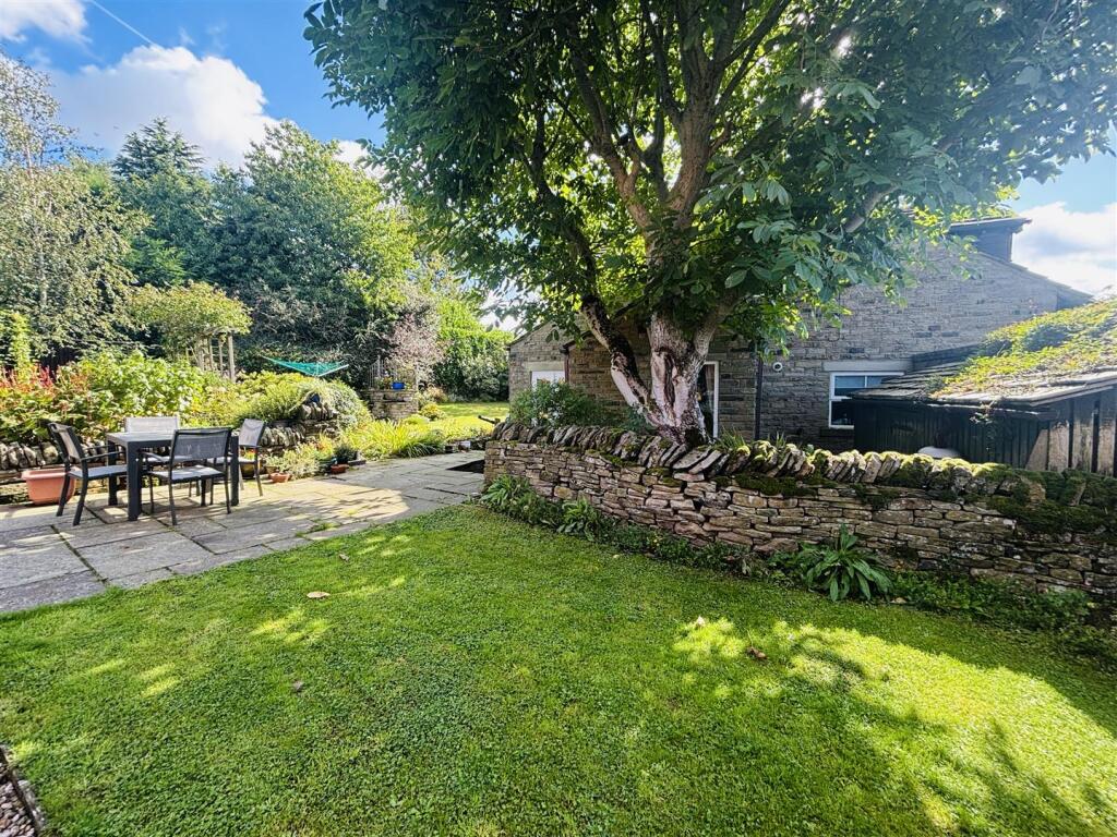 House in High Peak, Little Padfield - View 4
