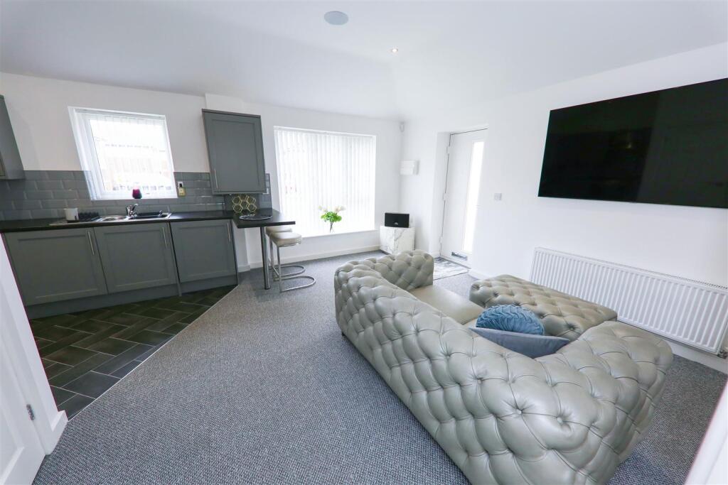 Hoddesdon Crescent, Dunscroft, Doncaster photo 3