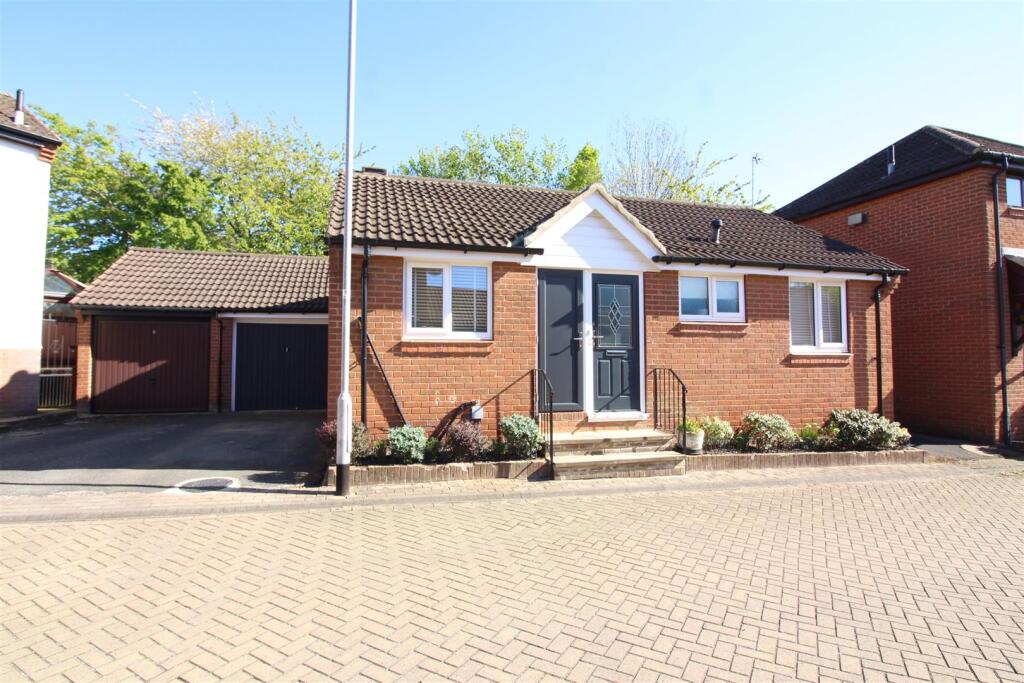 Main image of property: High Bank View, Leeds