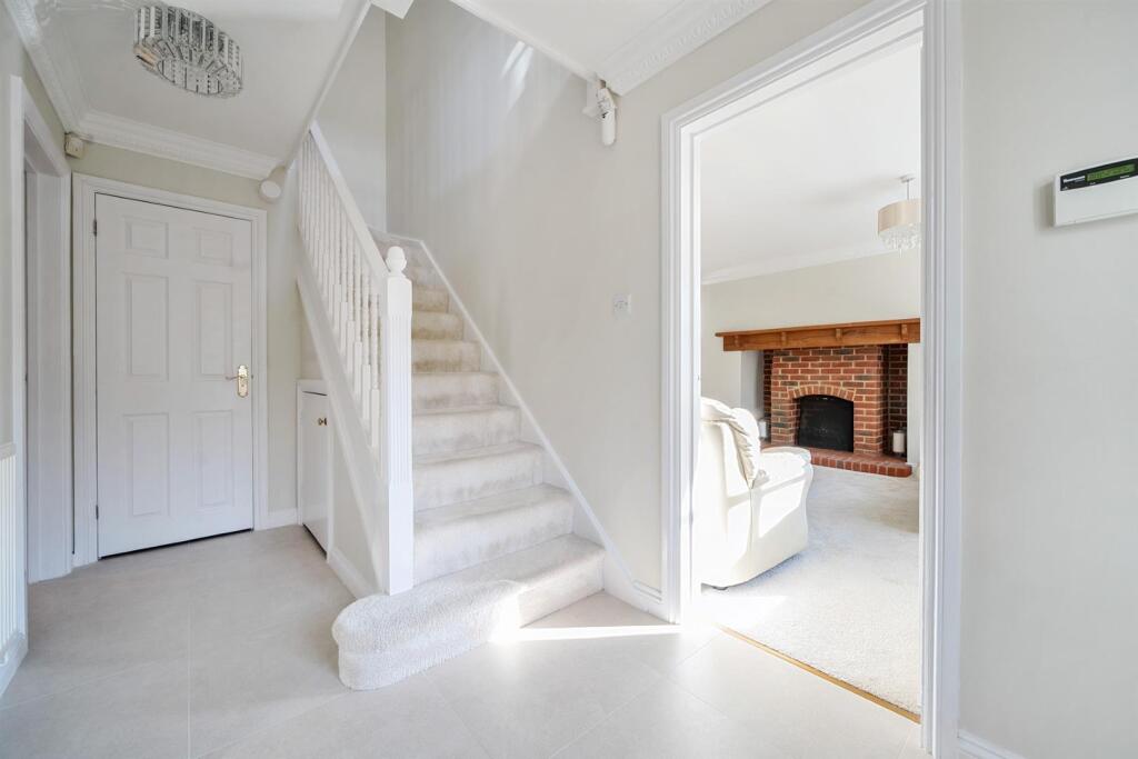House in Runnymede, Knowle Hill - View 5