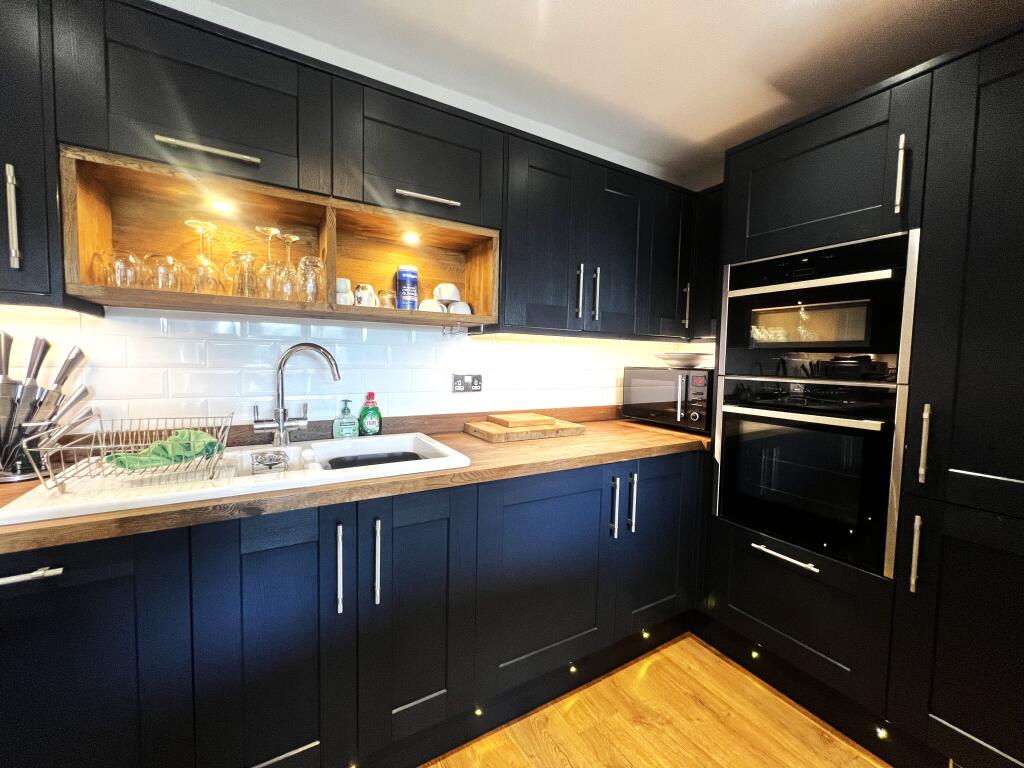 Apartment in Redhill - View 3