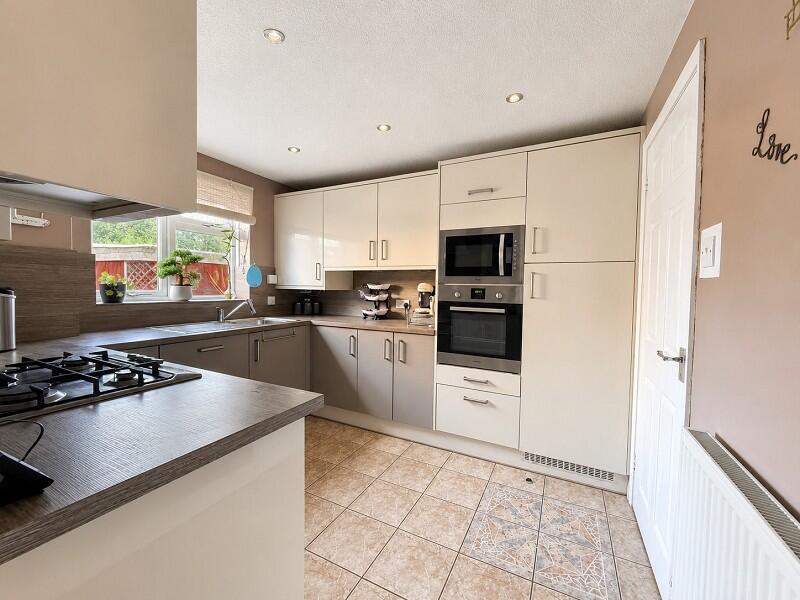 House in Rhondda Cynon Taff. CF72 9TW, Llanharan - View 2