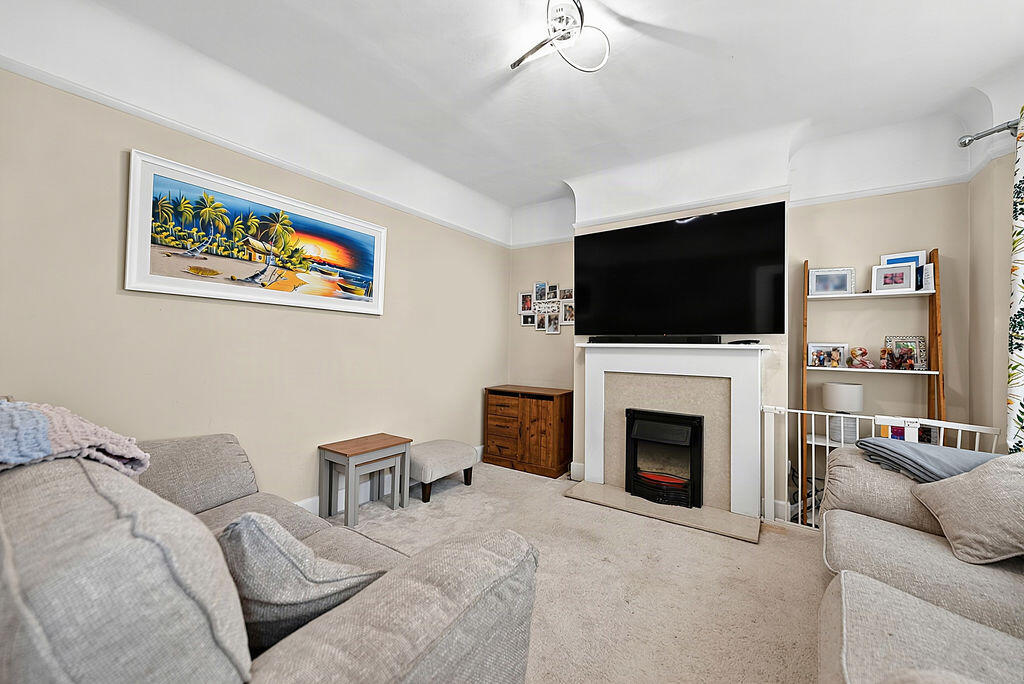 House in Portchester, Fareham, Portchester - More