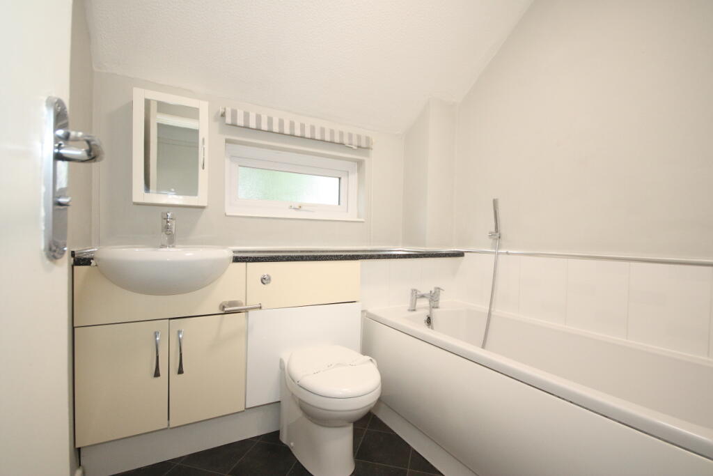 House in Woking, Knaphill - More