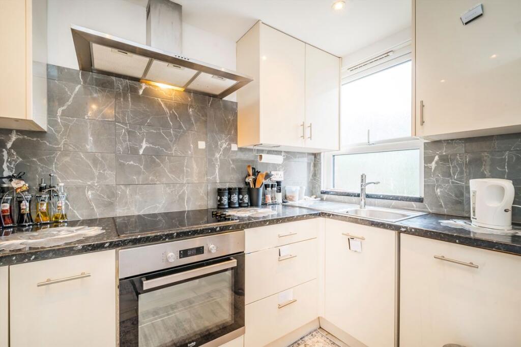 Apartment in London, Hanwell - View 3