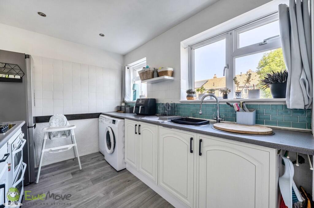 House in Basingstoke and Deane, Kingsclere - More