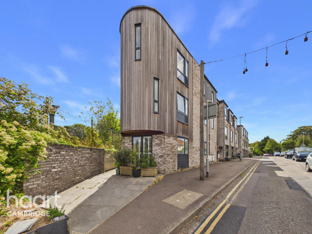 2-bed flat on Station Road, Great Shelford, £290,000