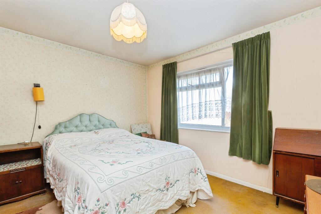 House in Stoke Mandeville, Buckinghamshire - More