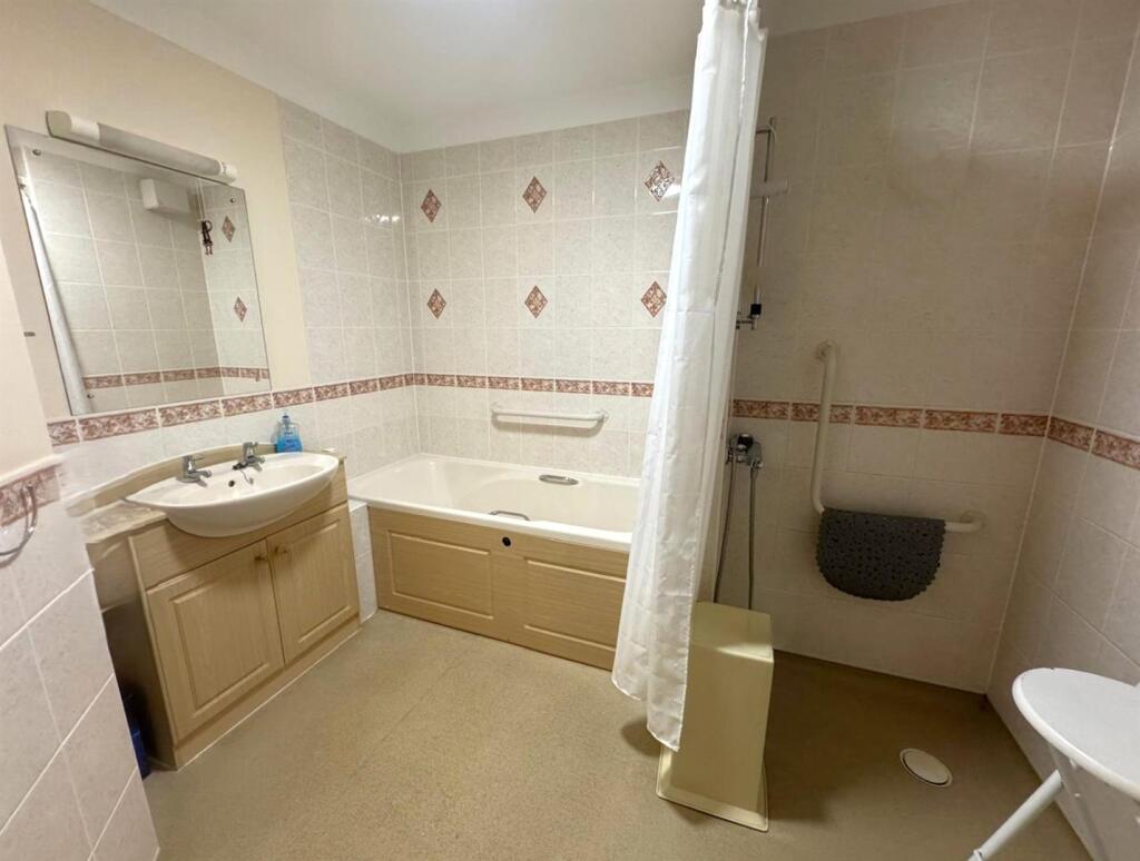 Apartment in Rushmoor, East End, North Town - View 3