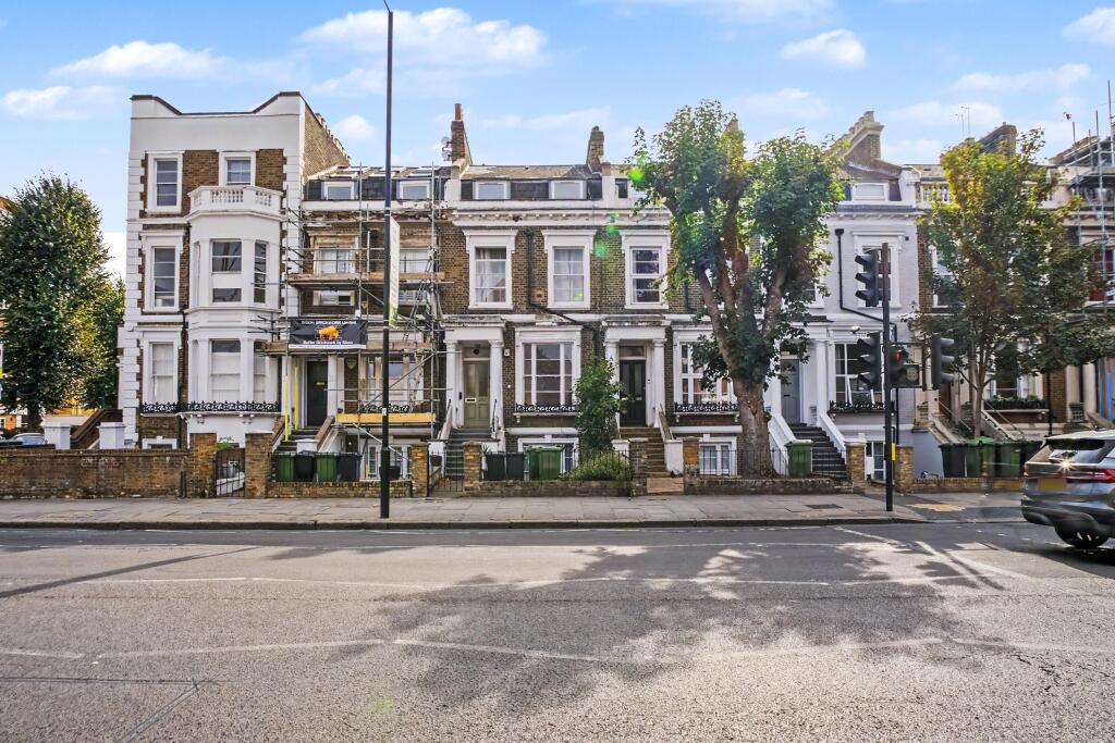 Studio flat on 203B Uxbridge Road, London, W12 9DH, £260,000