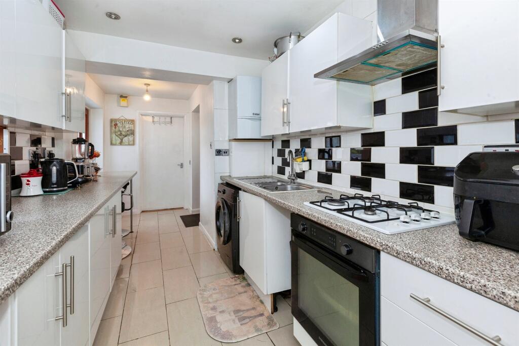 Blumfield Crescent, Slough photo 4
