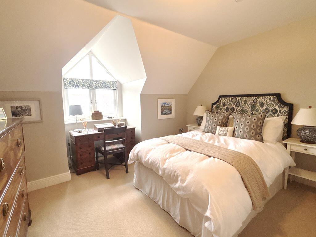 Carnegie Court, Farnham Common  photo 4