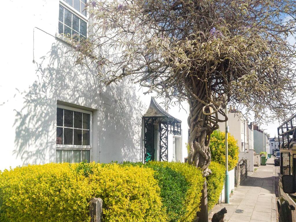 1-bed flat on Larput Place, Cheltenham, £135,000