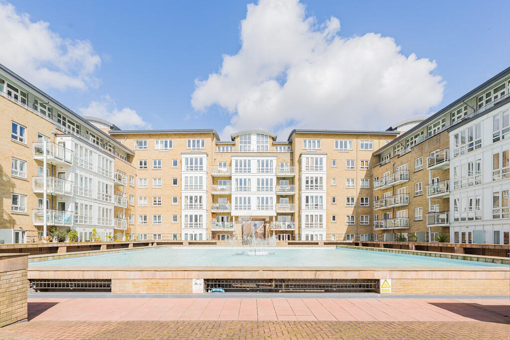 2-bed flat on St. Davids Square, Isle of Dogs E14, £335,000