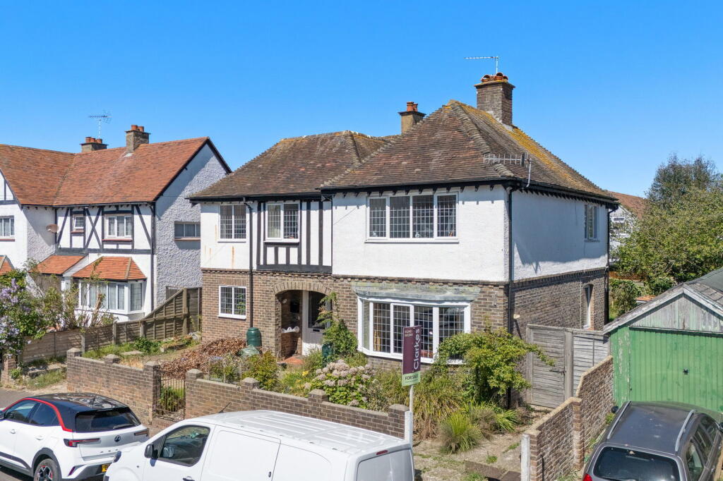 4-bed detached on Bassett Road, Bognor Regis, PO21 2JH, £425,000