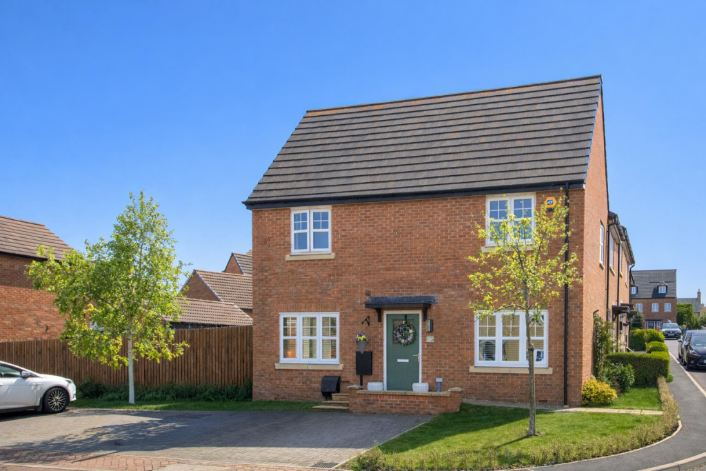 3-bed terraced on Palmer Crescent, Burton Latimer, £270,000