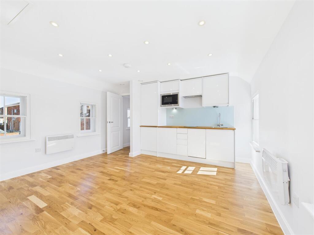 Apartment in Hitchin, West Hitchin - View 2