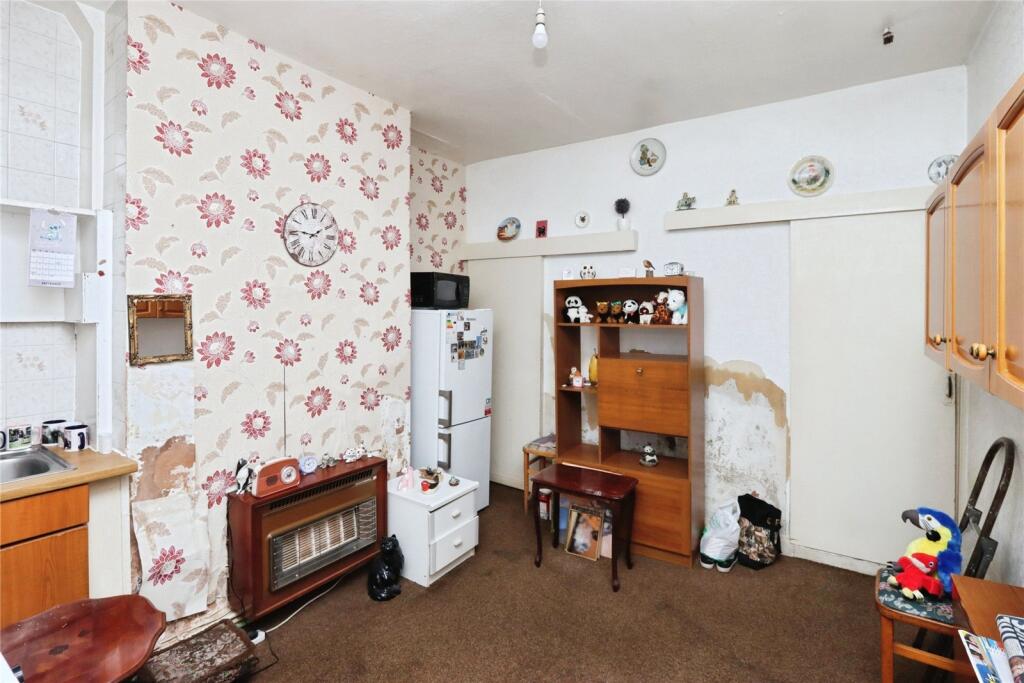 House in Rotherham, Laughton Common, Thurcroft - More