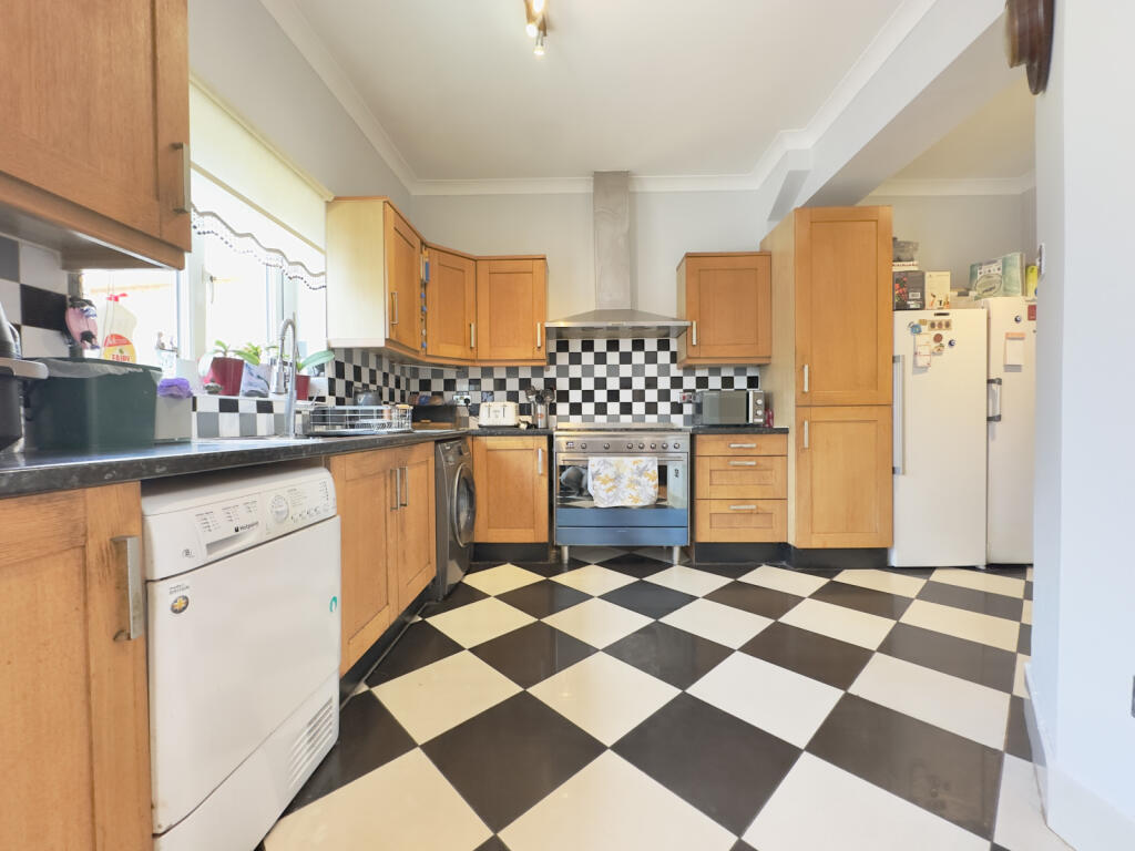 House in London, Bowes Park, Bowes - More