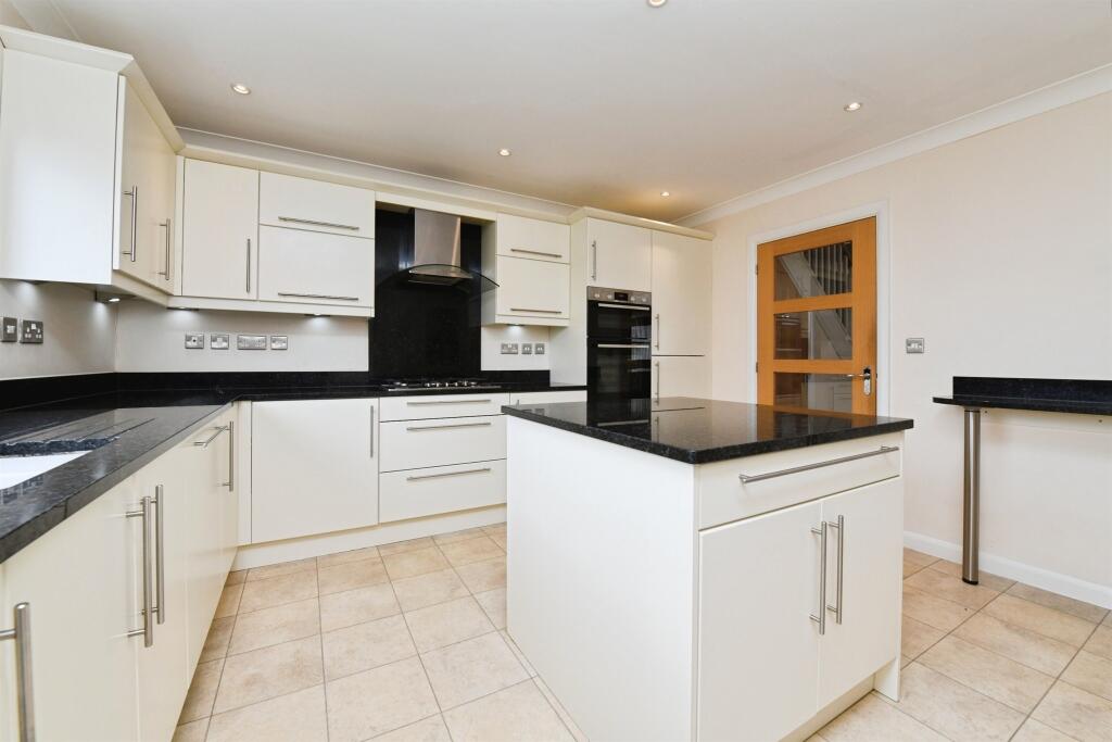 House in Rochford, Rayleigh - More
