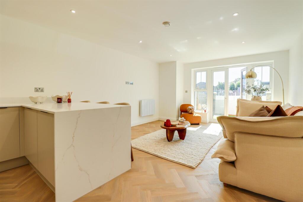 Apartment in Castle Point, Hadleigh - More
