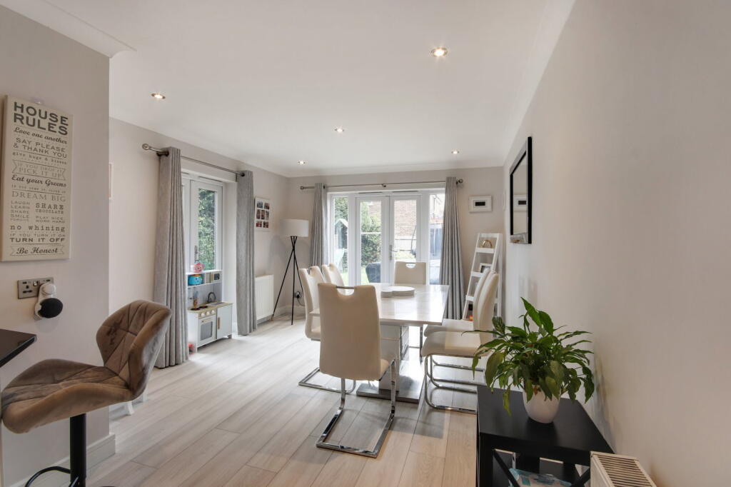 Norwood Lane, Meopham, Gravesend, Kent, DA13 0YB - More