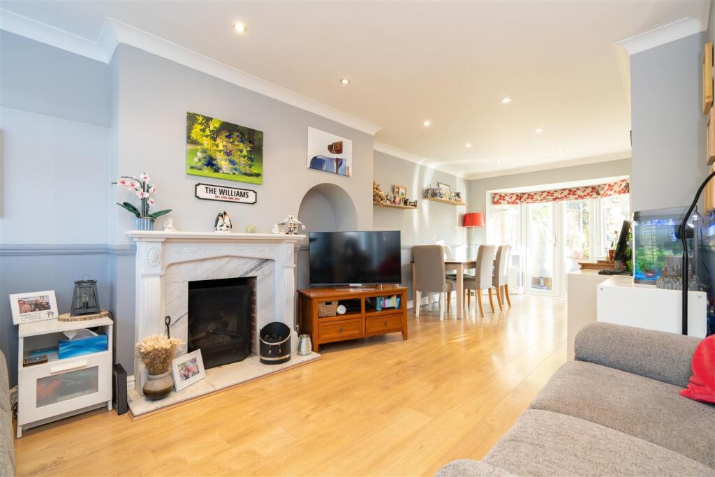 Outwood Common Road, Billericay photo 2