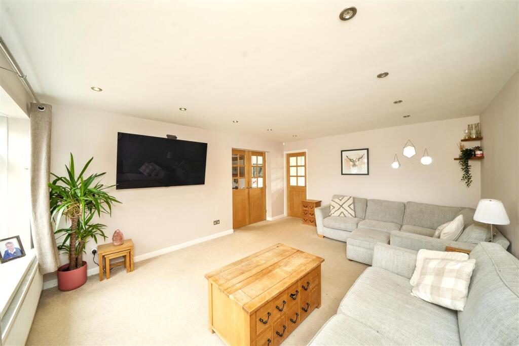 3 Windsor Road, Pattingham, Wolverhampton, WV6 7DR photo 4