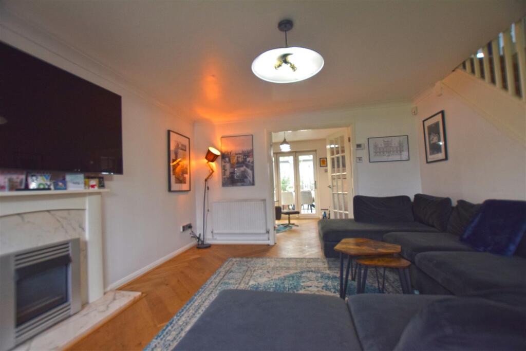 8 Creaton Way photo 2