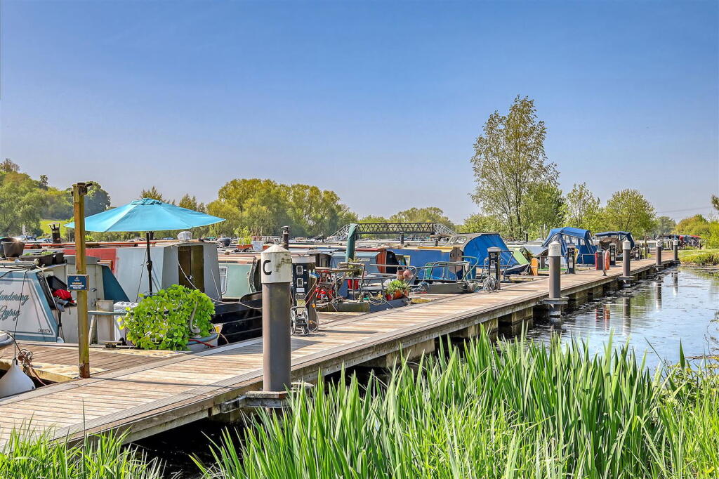 Full Time Residence: Roydon Marina Village photo 3