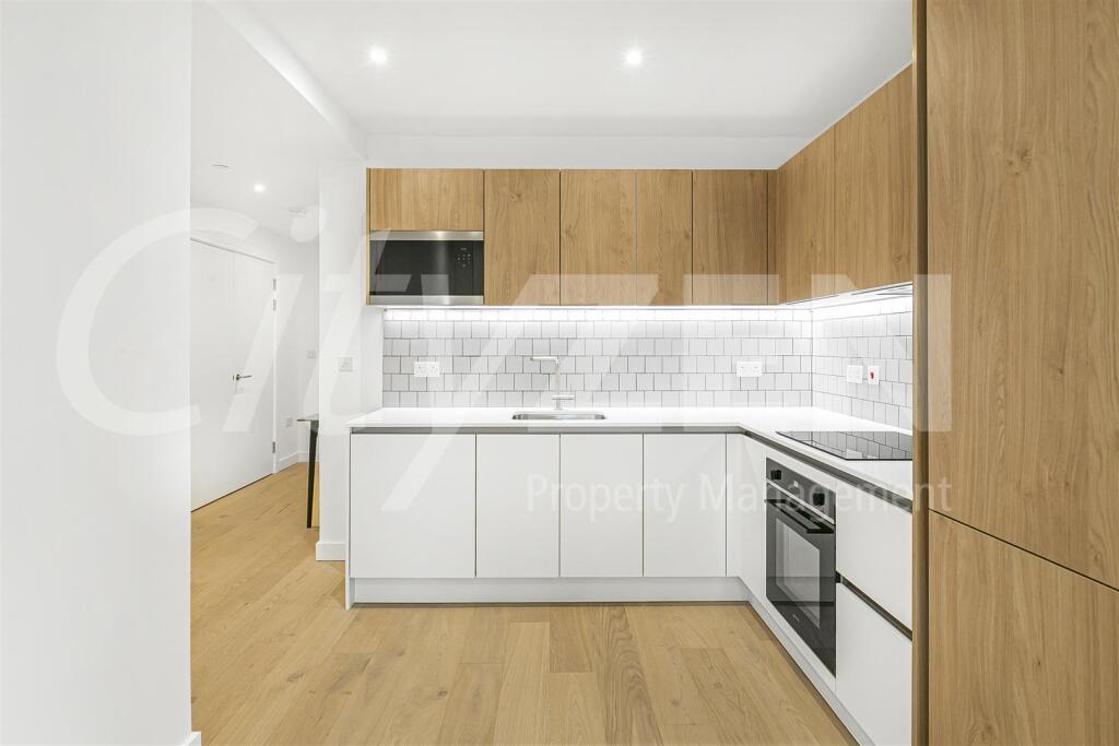 37 Clarendon Road, Watford photo 2