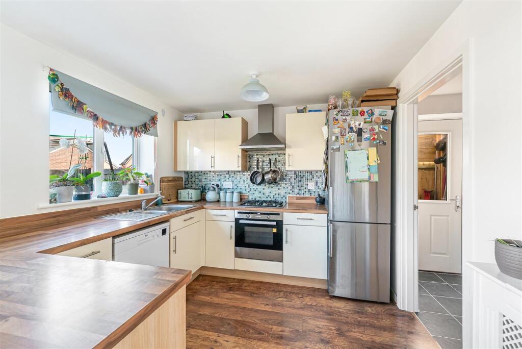 Mosquito End, Weston-Super-Mare - SPACIOUS DETACHED HOME - View 3