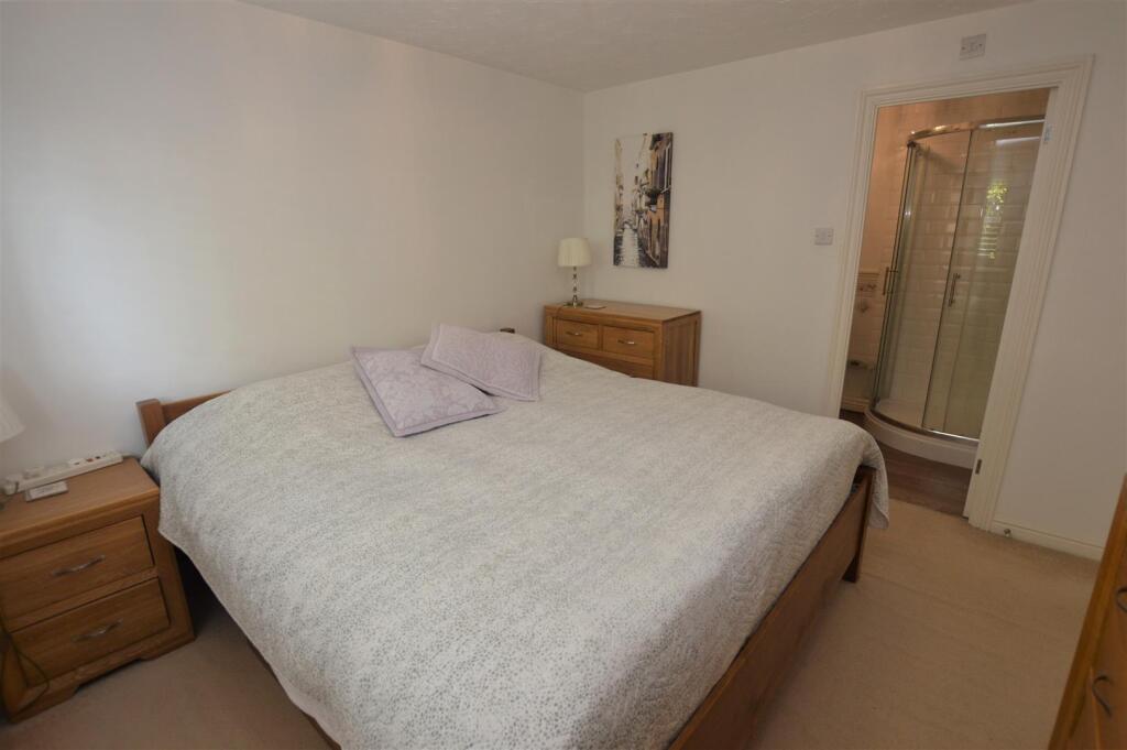 Apartment in Watford - View 3