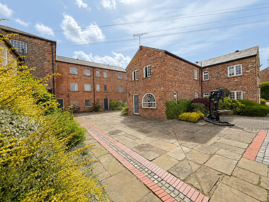 2-bed flat on Regents Court, Macclesfield, SK11 6ET, £125,000