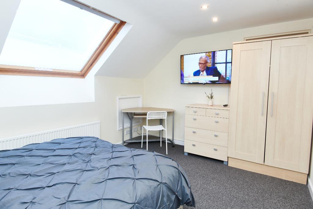 Main image of property: High Street, Staple Hill, Bristol, BS16 5HH