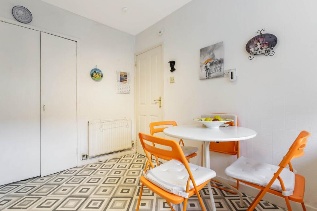 Apartment in Paisley, Renfrewshire - More
