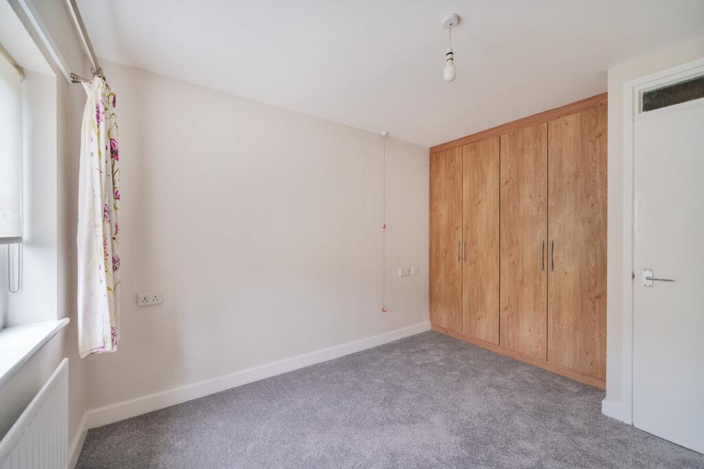 12a Tiddington Court photo 4